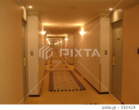 ホテル 廊下 通路の写真素材