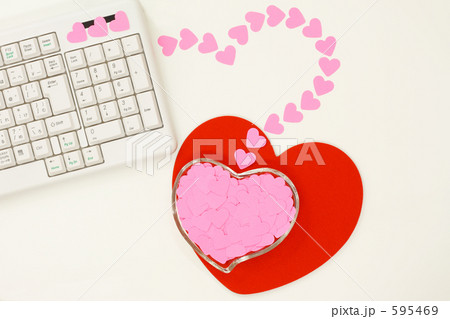 メールで送る愛のメッセージ　マウスと赤いマウスパッド 595469