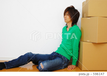 ダンボールと男性 ダンボールと男性 596147