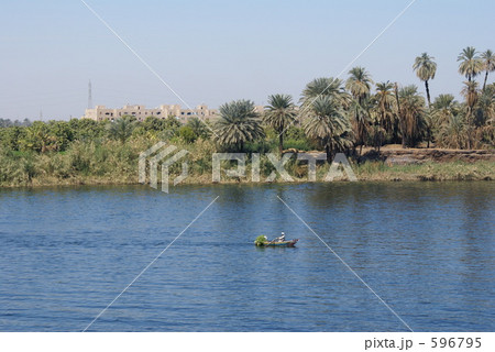 ナイルの手漕ぎボート ナイルの手漕ぎボート 596795