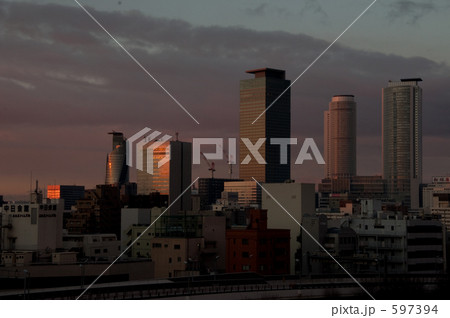 ビルに差し込む夕陽 ビルに差し込む夕陽 597394