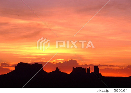 モニュメントバレーの夜明け　2 599164