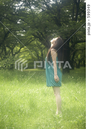 新緑を楽しむ女性 599349
