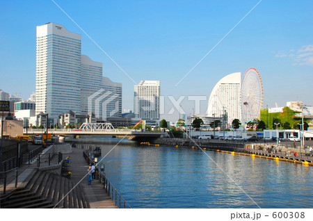 横浜水辺のビル群 600308