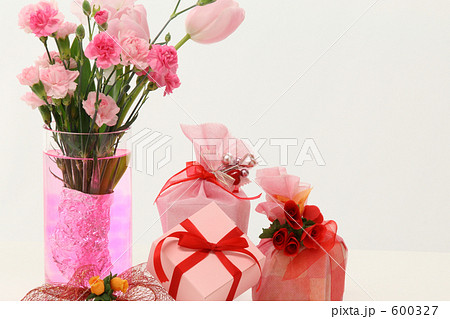 ピンクのプレゼントとカーネーションの花束 600327