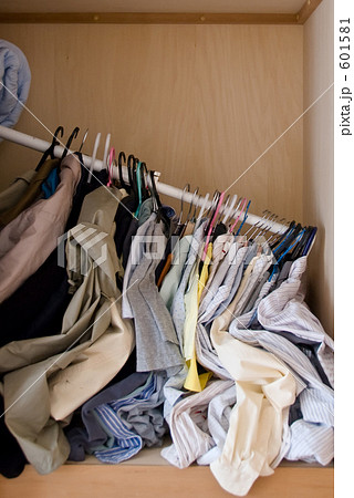押入れの中の衣類（ぐちゃぐちゃ） 601581