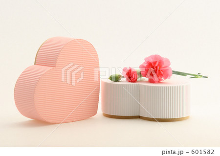 ハートの箱 二つとカーネーション ハートの箱 二つとカーネーション 601582