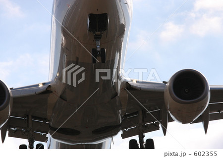 襲ってくる旅客機 602355