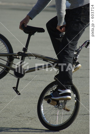 playing BMX 603714