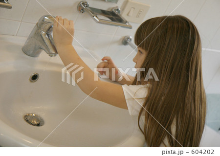 洗面所 外人 子供の写真素材 6042
