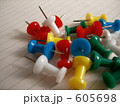 605698