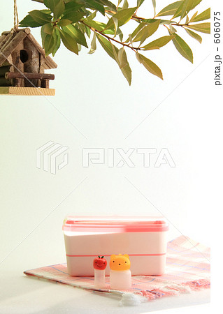 ピンクのランチボックスと桜　キャンプ 606075