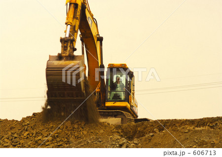 作業するパワーショベル 作業するパワーショベル 606713