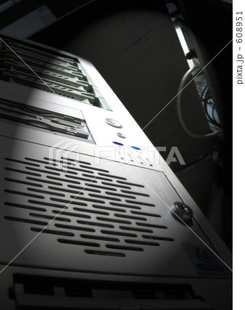 フル稼働のサーバー 608951