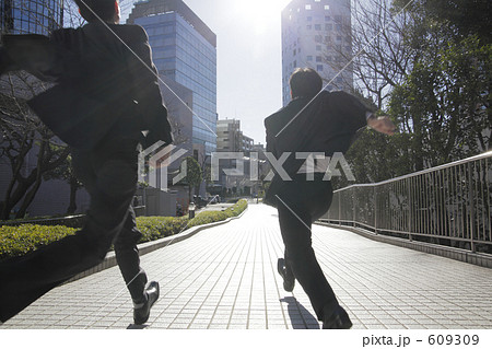走るビジネスマン 走るビジネスマン 609309