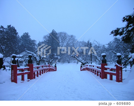 暮色の弘前城内雪景色 609880
