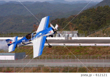 アクロバット機とパイロット 612121