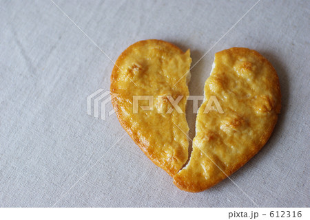 割れたハートのお煎餅 612316