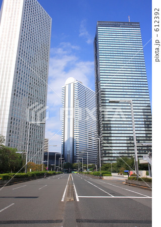 新宿のビルと直線道路 612392