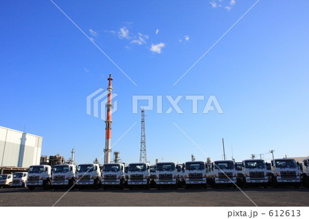 工業地帯とトラック 工業地帯とトラック 612613