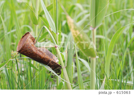 持ち上がった錆びた空き缶 持ち上がった錆びた空き缶 615063
