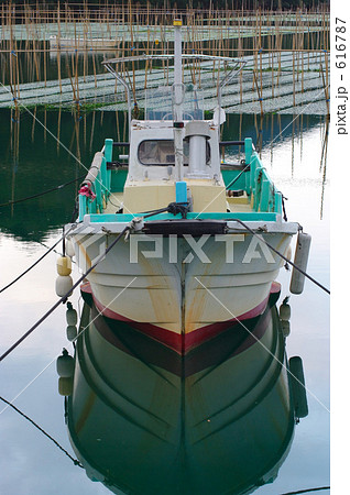 鏡のような水面と漁船 616787