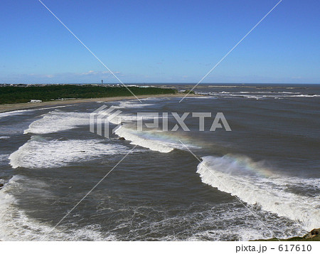 犬吠崎を走る波と虹　灯台から眺める 617610