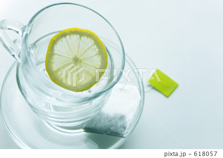 ティーカップとティーバッグとレモン 618057