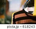 618243