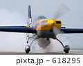 618295