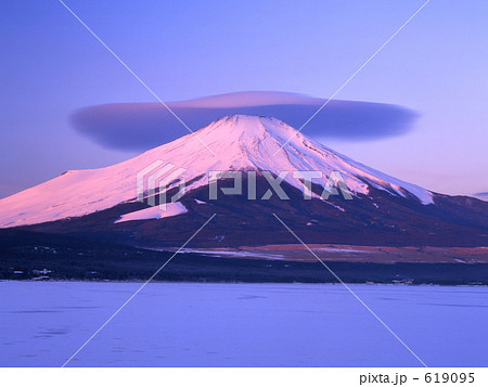 紅笠雲をまとう富士 619095