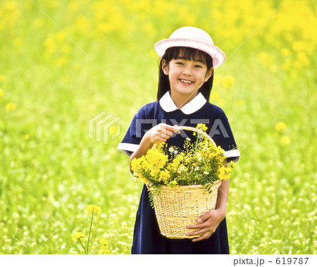 菜の花の籠と少女 菜の花の籠と少女 619787