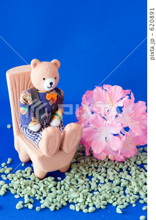 熊の置き物と花 620891