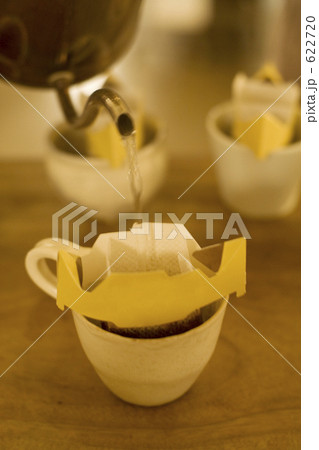 コーヒーをドリップする 622720
