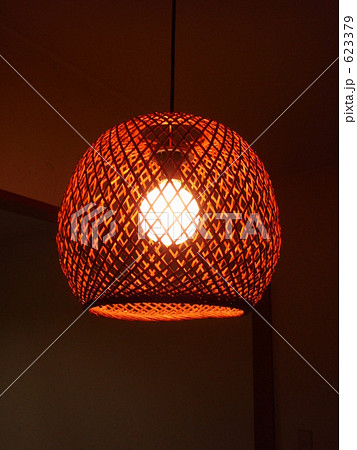 竹かごの照明の写真素材