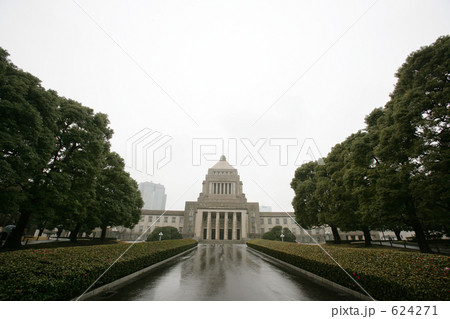 雨の国会議事堂 624271