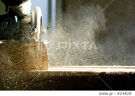 木材を切る様子 木材を切る様子 624826