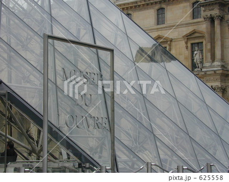 パリ ルーブル美術館の表札 パリ ルーブル美術館の表札 625558