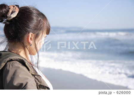 海を見る女性の横顔 626000