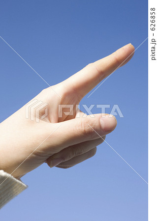 先を示す女性の手元 626858