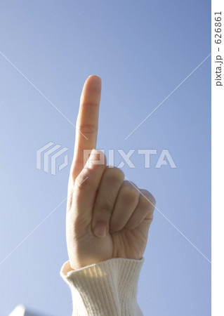 先を示す女性の手元 626861