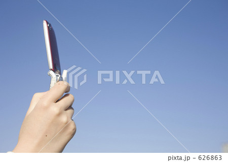 携帯電話を持つ女性の手元 626863