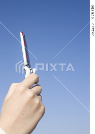 携帯電話を持つ女性の手元 626866