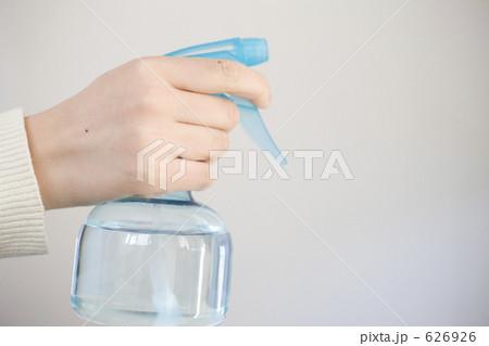 霧吹きをもつ女性の手元 霧吹きをもつ女性の手元 626926