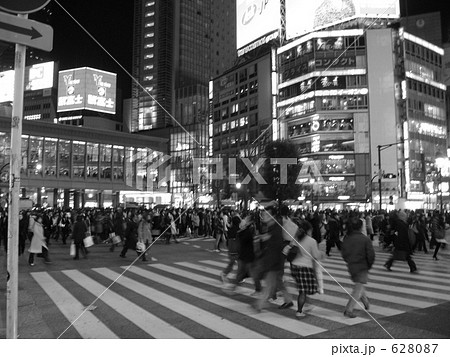 人混み 横断歩道 都会の写真素材