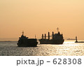 夕暮れの港ですれ違う商業船 628308
