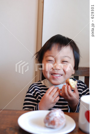 ハワイのおやつマラサダを食べるコドモ ハワイのおやつマラサダを食べるコドモ 629301