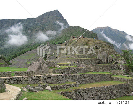 太陽の神殿を見上げる 太陽の神殿を見上げる 631181