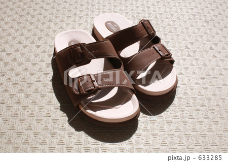 夏の陽射しを受けるサンダル 633285