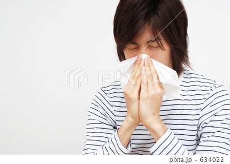 鼻をかむ男性 634022